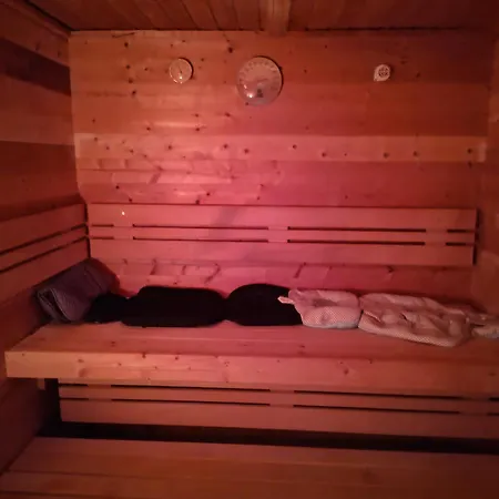Massage Mit Sauna Und Jakuzzi منزل للإقامة